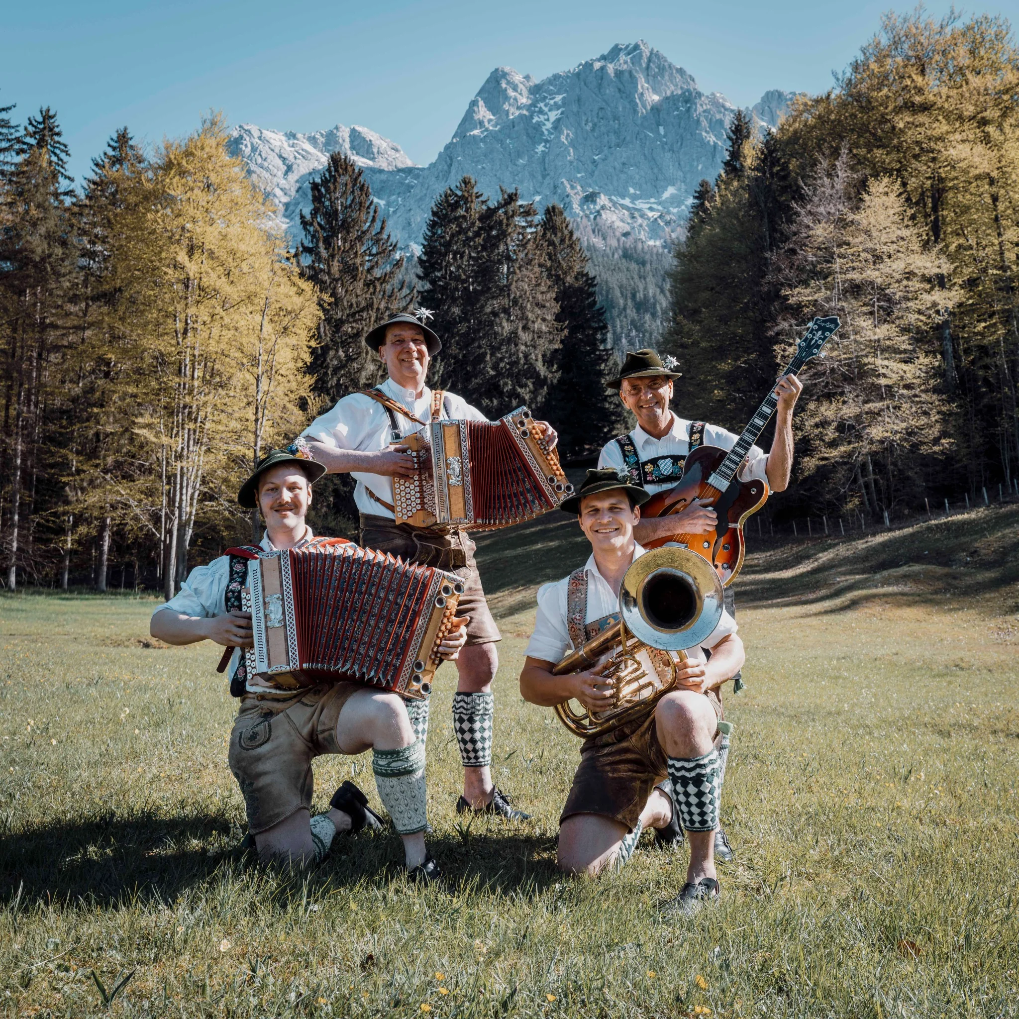 D’Neuneralm Musi vor Bergkulisse